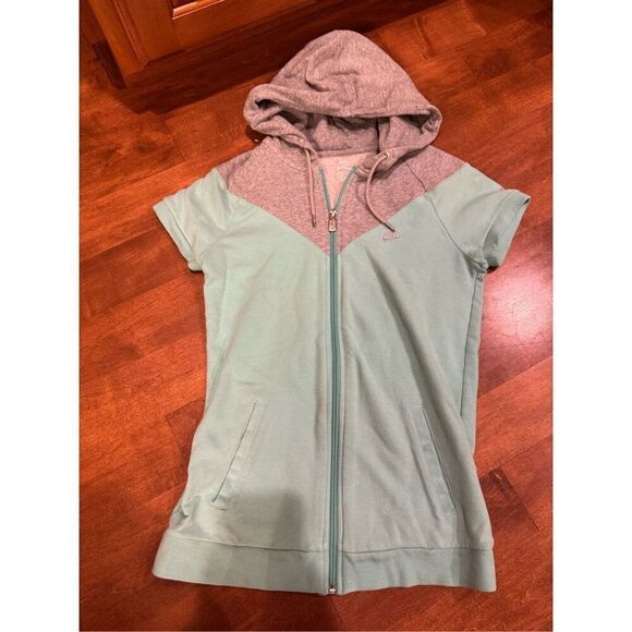 Woman’s Nike short sleeve zipper jacket hooded size small - Picture 1 of 4